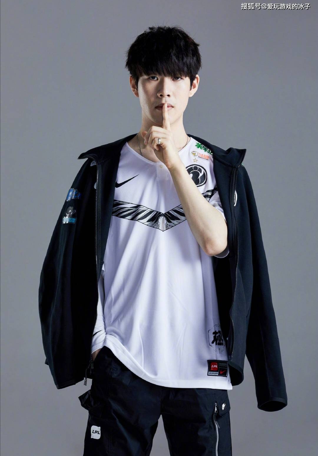 LEC媒体人Wooloo今日也发推爆料：2023年英雄联盟全球总决赛将在韩国举行，伦敦将举办2023年季中冠军赛。